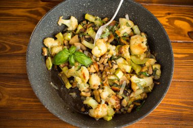 Mantarlı ve sebzeli kızarmış karnabahar..