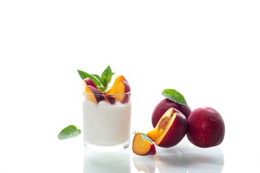 Temiz arkaplanda yoğurtla birlikte nektarin var..
