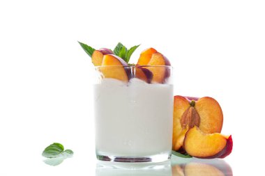 Ev yapımı yoğurt ve parlak olgun nektarlar. Stüdyoda arka plan olmadan çekim yapıyorlar..