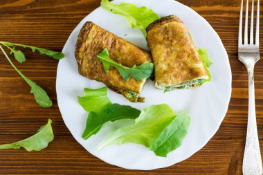 Omletli kahvaltı, salata ve taze yeşil otlar..