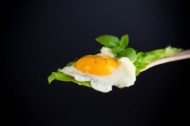 Yağda yumurta ve taze marul yapraklı ev yapımı kahvaltı..