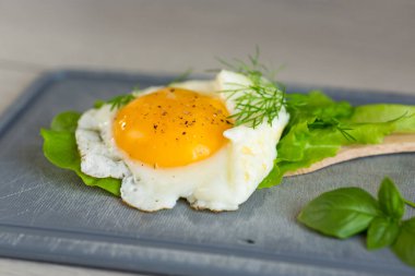 Yağda yumurta ve taze marul yapraklı ev yapımı kahvaltı..