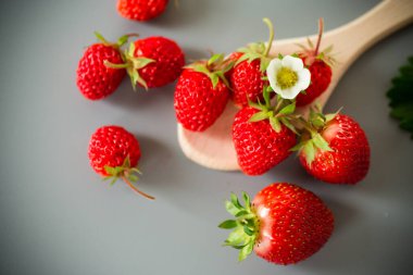 Minimalist bir kompozisyonda iştah açıcı kırmızı çilekler..