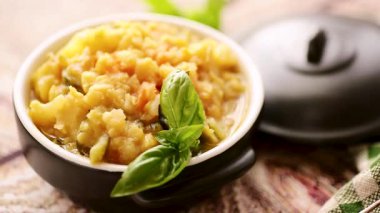 Taze bitkilerle bezelye lapası..