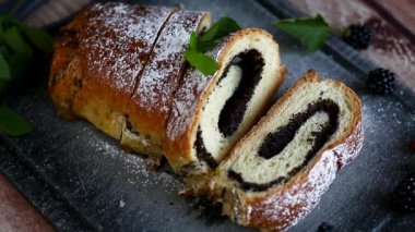 Tepside pudra şekerli ev yapımı haşhaş tohumu rulosu.