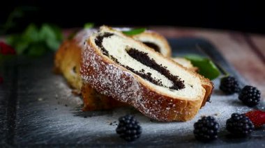 Masada haşhaş tohumu dolu lezzetli taze hamur işleri..