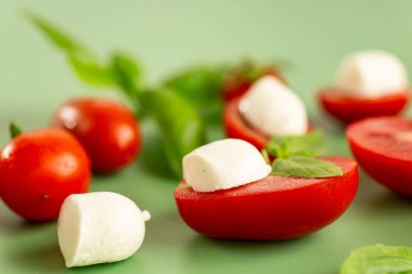 Caprese salatası için dağıtılmış sebze ve peynir.