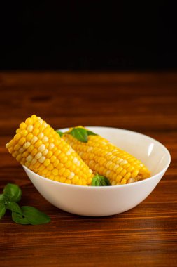 Kapalı tabakta sarı mısır..