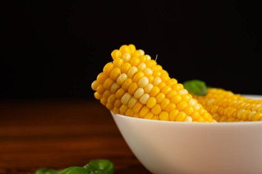 Fesleğen yapraklı haşlanmış mısır..