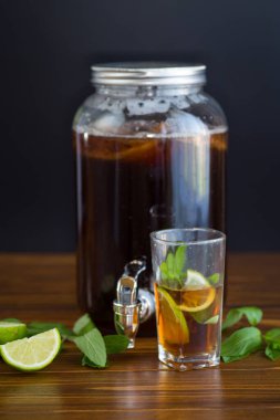 Kombu çayı ve nane şekeri kırsal bir masada..