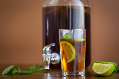 Kombu çayı ve nane şekeri kırsal bir masada..