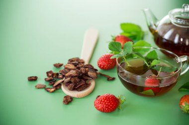 Çilekli demlenmiş meyve çayı, minimalizm ve renk.