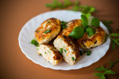 Akşam yemeği için kızarmış tavuk pirzolası izole edilmiş..