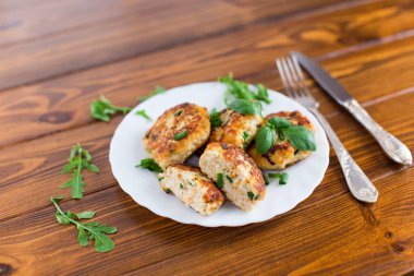 Tahta bir masada çıtır çıtır tavuk pirzolası..