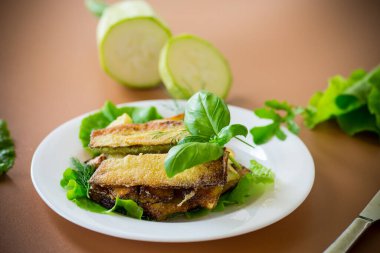 Kahverengi arka planda altın kızarmış kabak..