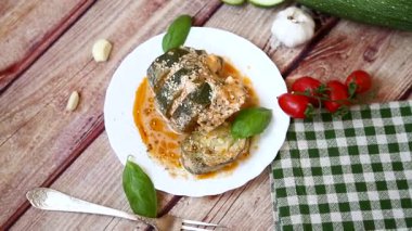 Fırında sebze, sos ve baharat..