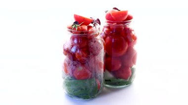 Evi korumak için çeşitli domates ve baharatlı yapraklar..