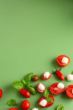 Mozarella domatesleri ve bitkilerle dolu bir hayat..