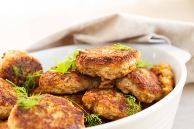 Seramik tabakta kıtır kıtır kızarmış et pirzolası..