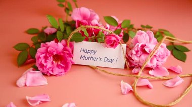 Zarif pembe güller ve üzerinde teşekkür yazan bir kart..