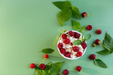 Ev yapımı süzme peynir, ahududu ve yeşillik..