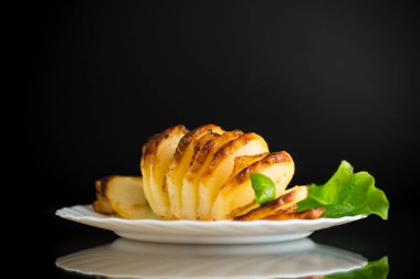 İçten bir tabak - fırından patates ve domuz yağı..