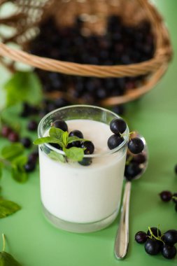 Yoğurtlu böğürtlen kahvaltısı, yeşil izole edilmiş arka plan.