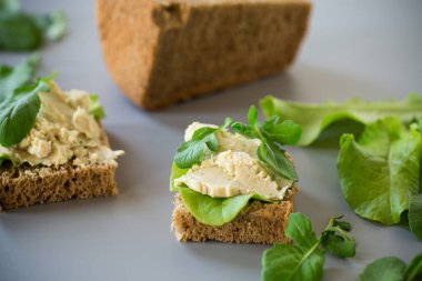 Sebzeli ve balıklı iştah açıcı sandviç..