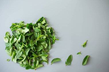 Yeşil nane yaprakları taş arkaplanda yakın plan.