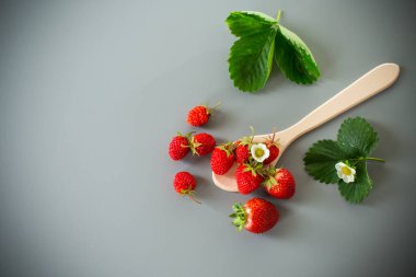 Gri arkaplanı olan kırmızı çileklerin üst görüntüsü.
