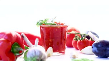 Taze sarımsak ve fesleğenli ev yapımı domates sosu..