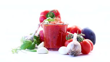 Bardakta kırmızı domates sosu ve üstüne fesleğen sosu..