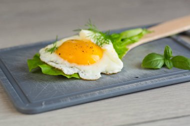 Ahşap bir yüzeyde sebzeli kızarmış yumurta..