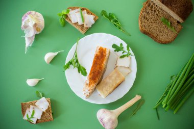 Çavdar ekmeği, domuz yağı ve soğanla basit köy muamelesi..