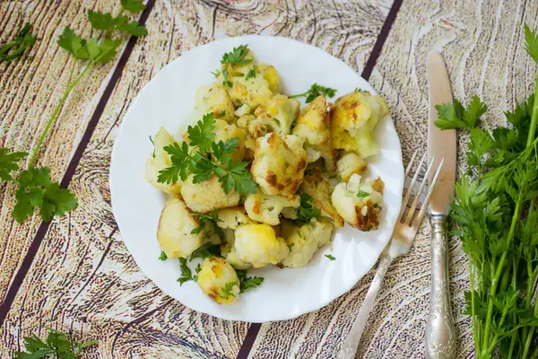 Kızarmış karnabahar, tavada baharat ve otlar..