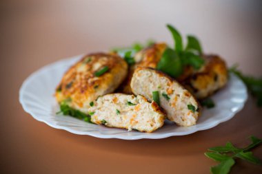 Yukardan gelen bir tabakta doğranmış tavuktan ev yapımı pirzola.