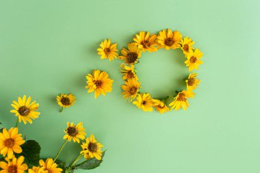 Canlı sarı yapraklar yeşil arka planda güzelce sıralanmış..