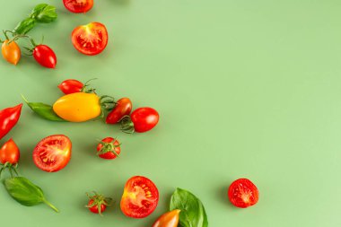 Fesleğen ve fotokopi alanlı organik bahçe domatesleri.