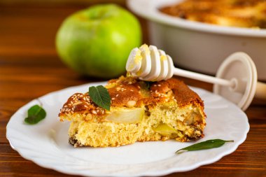 Elma dilimli havadar hamur işleri ve servis için nane filizi..