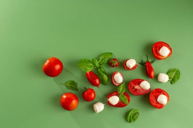 Fesleğen domates ve mozzarella ile mutfak düzeni.