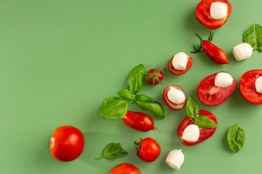 Fesleğen domates ve mozzarella ile mutfak düzeni.