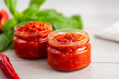 Biberli, domatesli ve baharatlı ev yapımı sos..