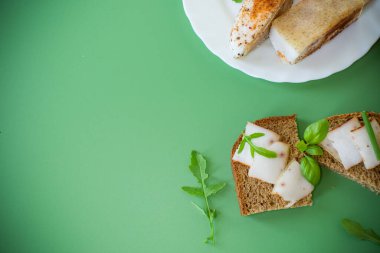 Domuz yağı ve soğanlı siyah ekmek - üst görünüm, izole.