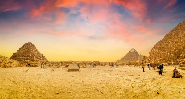 沙漠中的埃及金字塔和晴朗的天空 — 图库照片