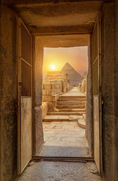 埃及开罗金字塔的门和楼梯 — 图库照片