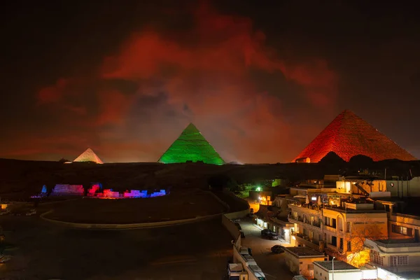 金字塔和狮身人面像在夜光中 — 图库照片