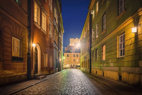 ワルシャワの歴史的旧市街の古代通り — ストック写真