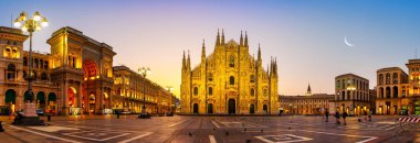 Piazza del Duomo, Milan Katedrali veya Duomo di Milano sabah, Milan, Lombardia, İtalya ile katedral Meydanı