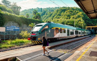 İtalya 'nın kuzeyindeki Lombardy' deki Tiran-Lecco tren yolu üzerindeki Perledo 'daki Varenna-Esino Porledo tren istasyonunun manzarası