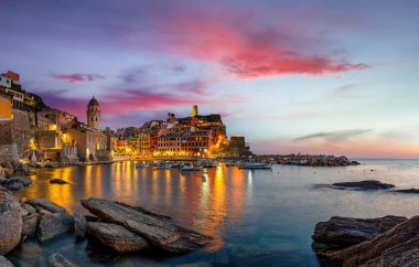 Cinque Terre Ulusal Parkı 'ndaki Vernazza köyünün popüler turizm beldesi UNESCO Dünya Mirasları Alanı, Liguria, İtalya